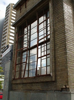 広島赤十字病院　爆風により内側に曲がった窓枠