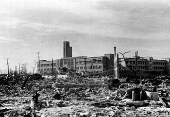 廃墟の中の広島赤十字病院