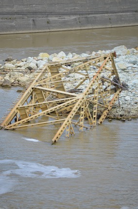 流出した第六只見川橋梁のトラス桁