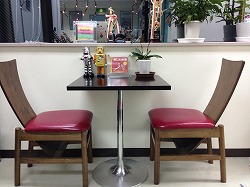 uda2 Cafeのテーブルと椅子