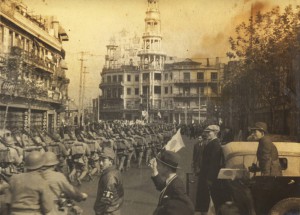 上海市内を行進する日本軍