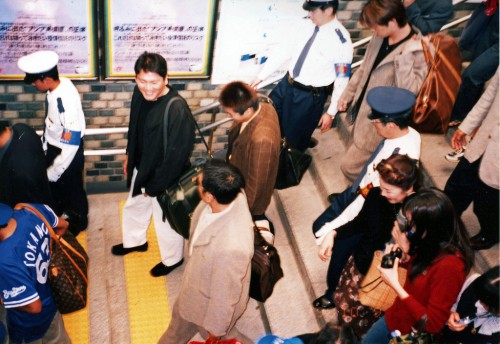 1998年リーグ優勝直後のベイスターズ御一行 at 新横浜駅