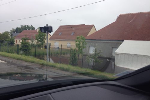 フランス洪水 セルコット付近で水没する家々