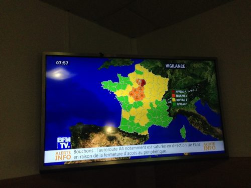 洪水を報じるフランスのテレビ
