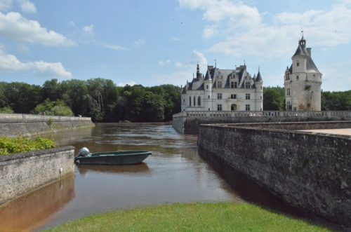 フランス洪水　シュノンソー城とボート