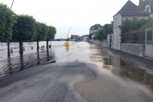 フランス洪水 モントリシャールで道路冠水