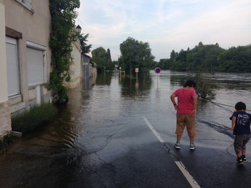 フランス洪水 モントリシャールの冠水した道路で遊ぶ子供たち