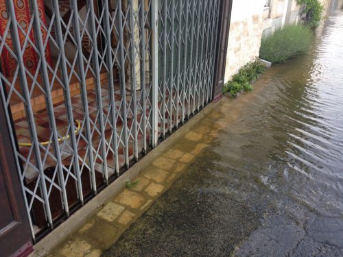 フランス洪水 モントリシャール店舗まで水が入っている
