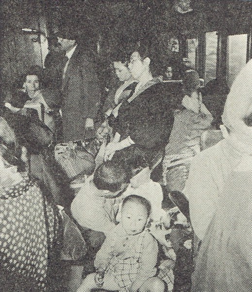 昭和19年の旅客列車の車内